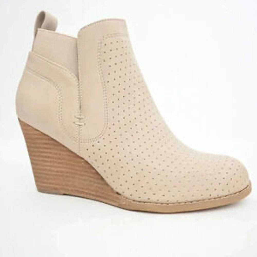 DV by Dolce Vita Gerdy Bootie – Beige – 8.5 – NWOT